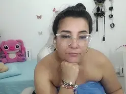 Amateur Adult Webcams of mom_hot