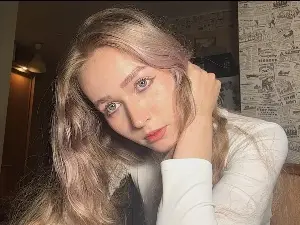 Cam4 Free Live Porn of EmikoVlcek