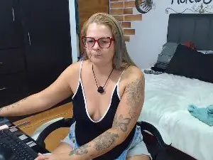 Cam4 Watch Live Sex Cams of perlagoloza05