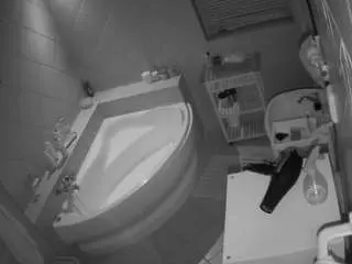 Camsoda Live Sex Cam of voyeurcam-julmodels-bath-1st-2