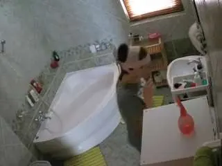 Camsoda Adult Webcams of voyeurcam-julmodels-bath-1st-2