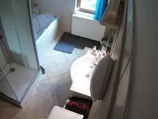 Camsoda Live Sex Cam of voyeurcam-julmodels-bath-2nd-2