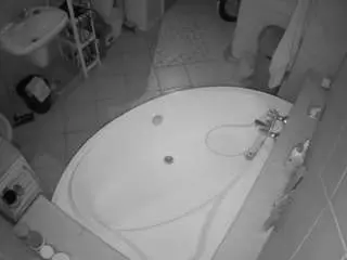 Camsoda Watch Live Sex Cams of voyeurcam-julmodels-bath-1st-1