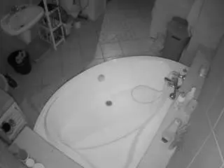 Camsoda Watch Live Sex Cams of voyeurcam-julmodels-bath-1st-1
