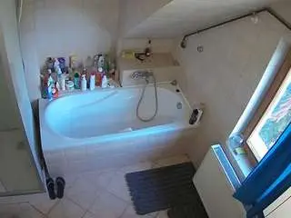 Camsoda Live Porn of voyeurcam-julmodels-bath-2nd-1