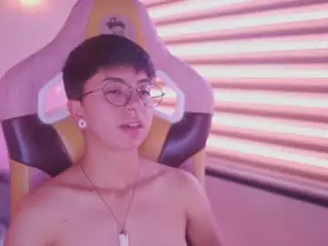 Chaturbate Live Sex Cam of tommy_blue1