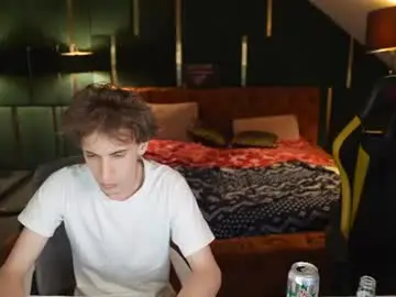 Chaturbate Live Sex Cam of kira0541