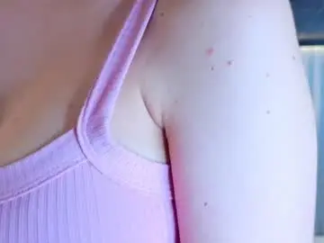 Chaturbate Live Sex Cam of emily_amura