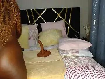 Stripchat Free Porn Cam of NaughtyMilf_Lilly