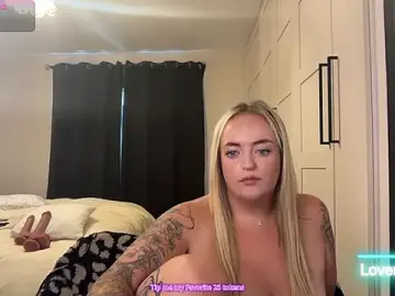 Stripchat Adult Webcam of CurvyWetWife