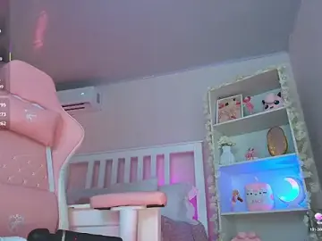 Stripchat Live Sex Cam of ely_cherry18