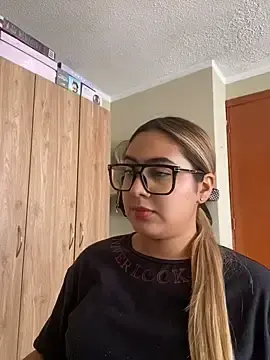 Stripchat Live Sex Cam of Miabonnett_